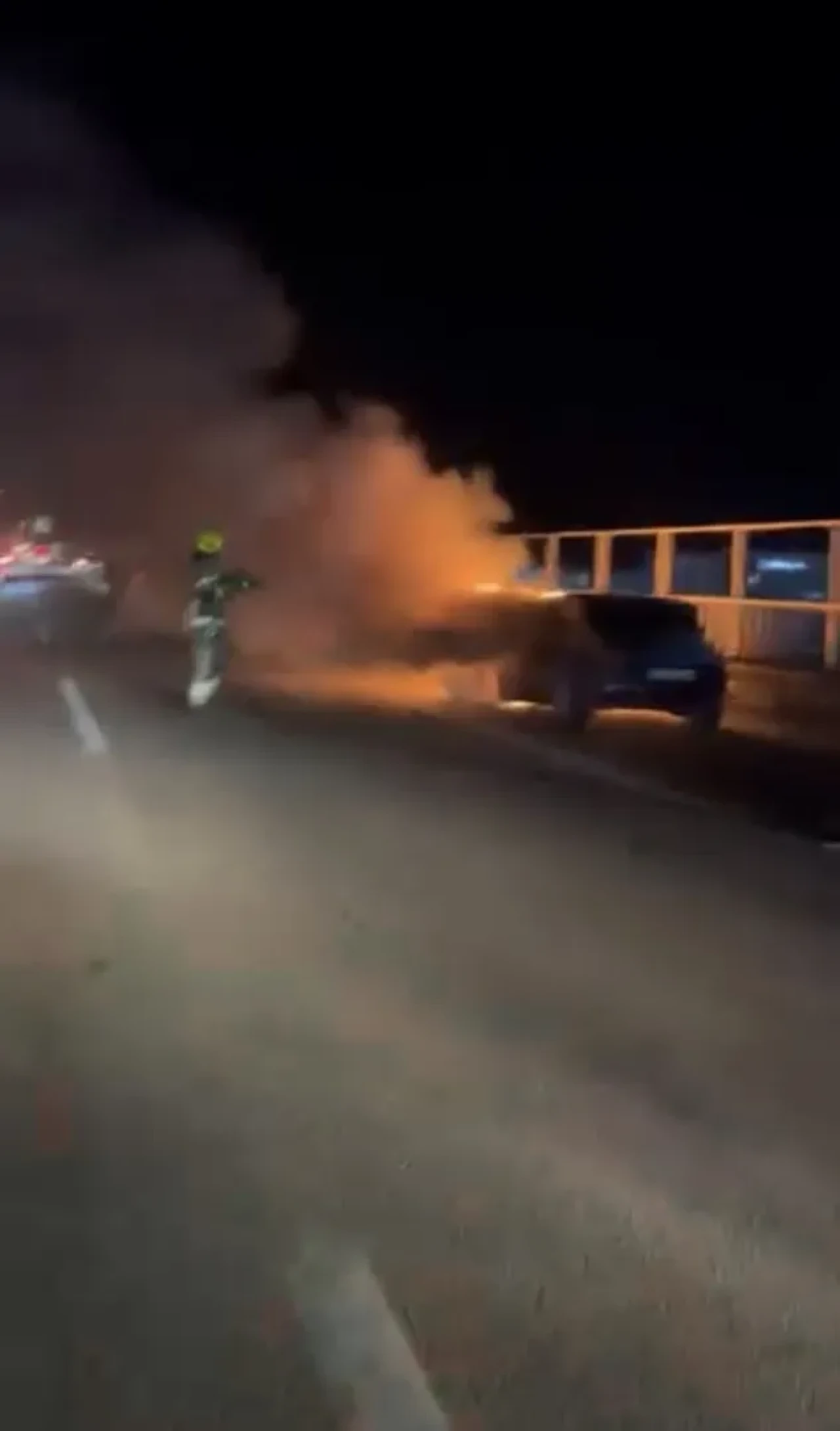 Bursa'da seyir halindeki otomobil bilinmeyen bir nedenle alev aldı, itfaiye tarafından söndürüldü