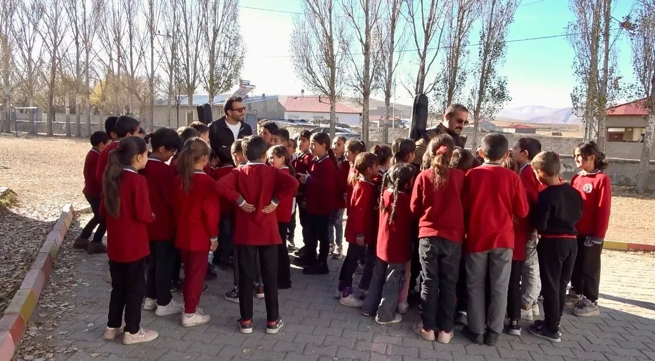 Ağrı’da öğretmenler köy köy gezerek öğrencilere müzik aletlerini tanıtıyor