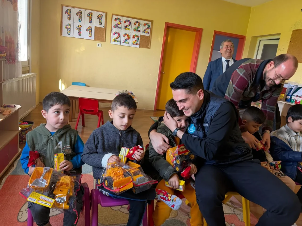 İzmir'de ülkü ocakları Yenmiş Hürriyet İlkokulu'nda tadilat çalışması yaptı