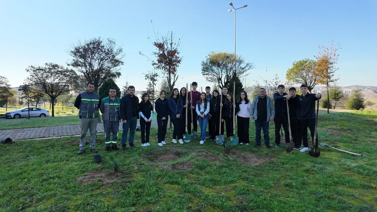 Çayırova'da öğrenciler Gençlik Parkı'nda fidan dikerek doğa bilinci kazandı