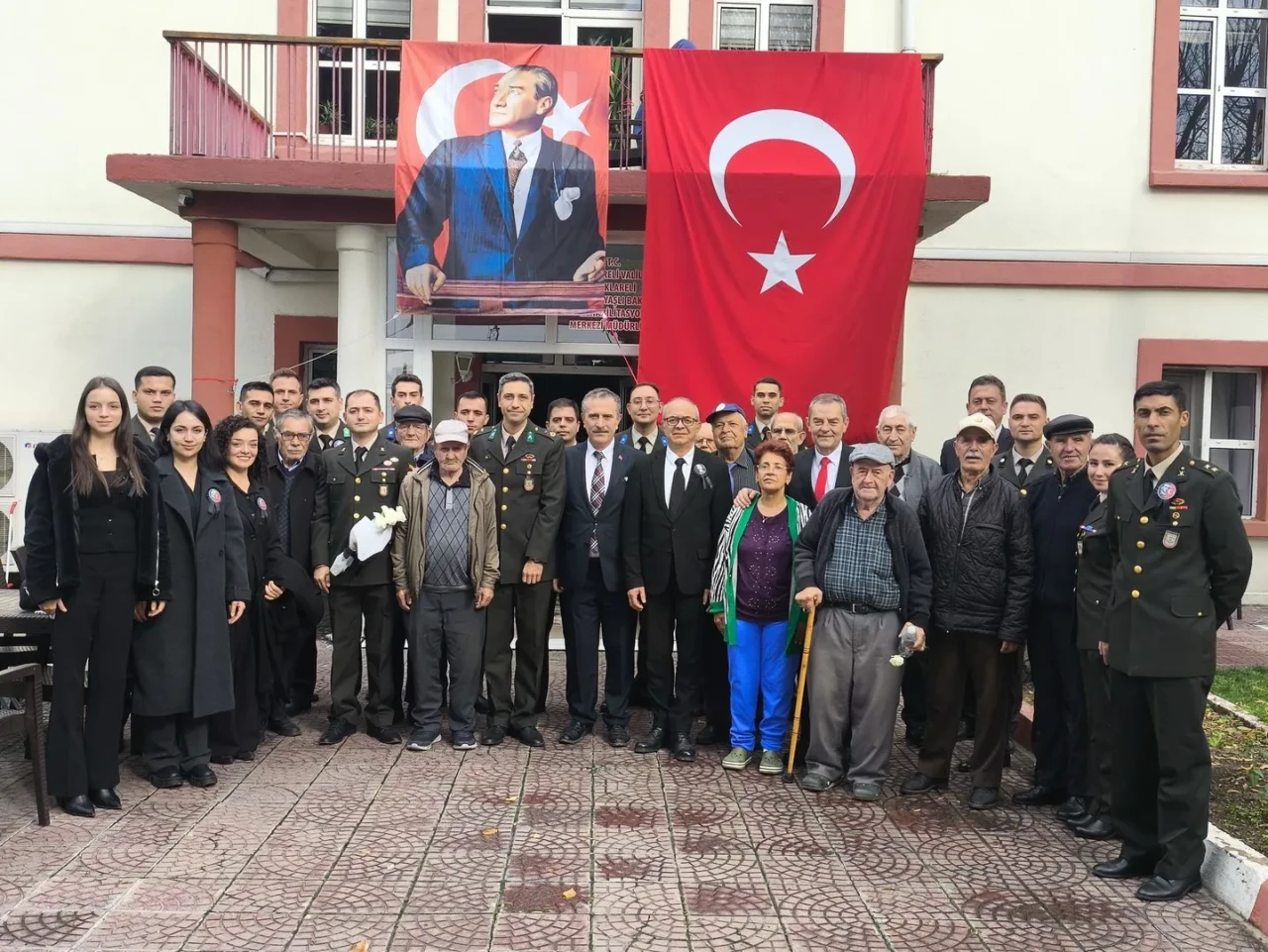 Kırklareli'de 55. Mekanize Piyade Tugay Komutanlığı personeli huzurevi sakinlerini ziyaret etti