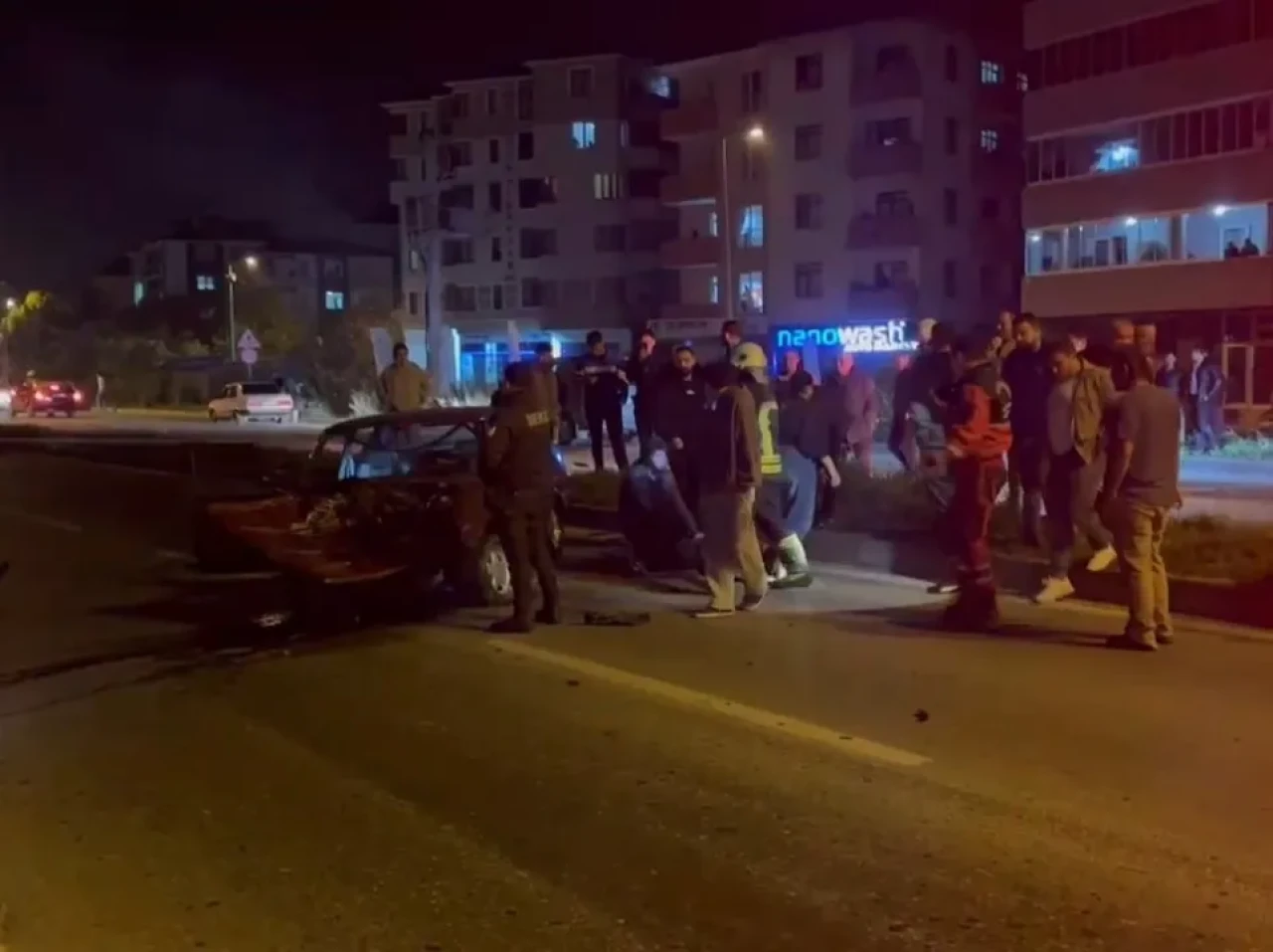 Bartın'da kontrolden çıkan otomobil elektrik direğine çarptı, sürücü yaralandı