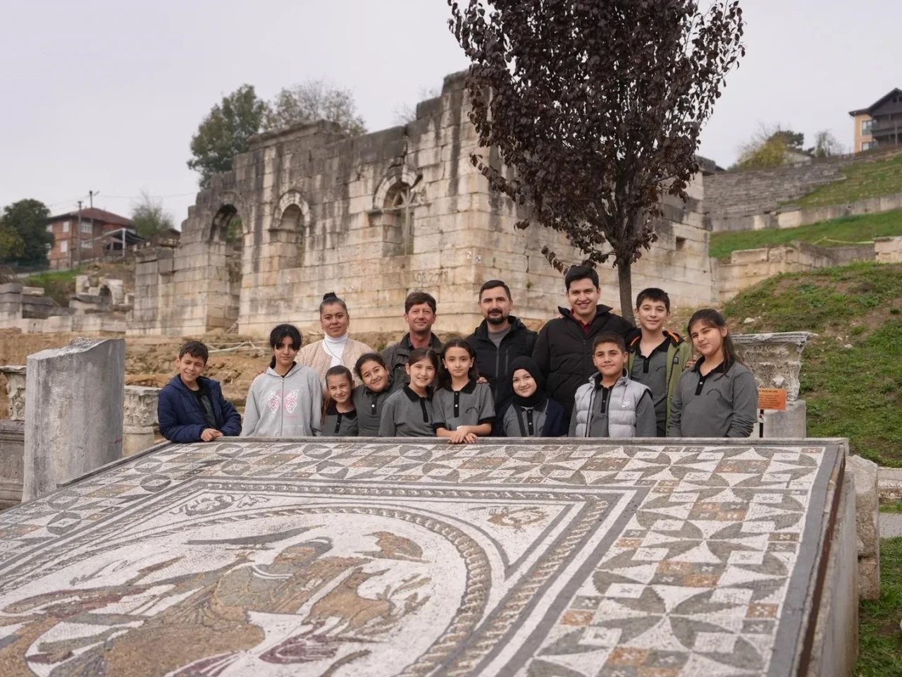 Düzce'de Gümüşova Ortaokulu öğrencileri Konuralp Antik Tiyatrosu'nu gezdi
