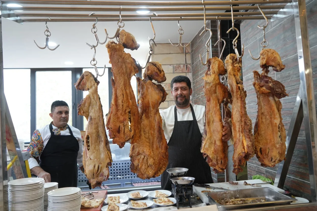 Muş'ta 15 yıllık büryan geleneği ustalıkla yaşatılıyor