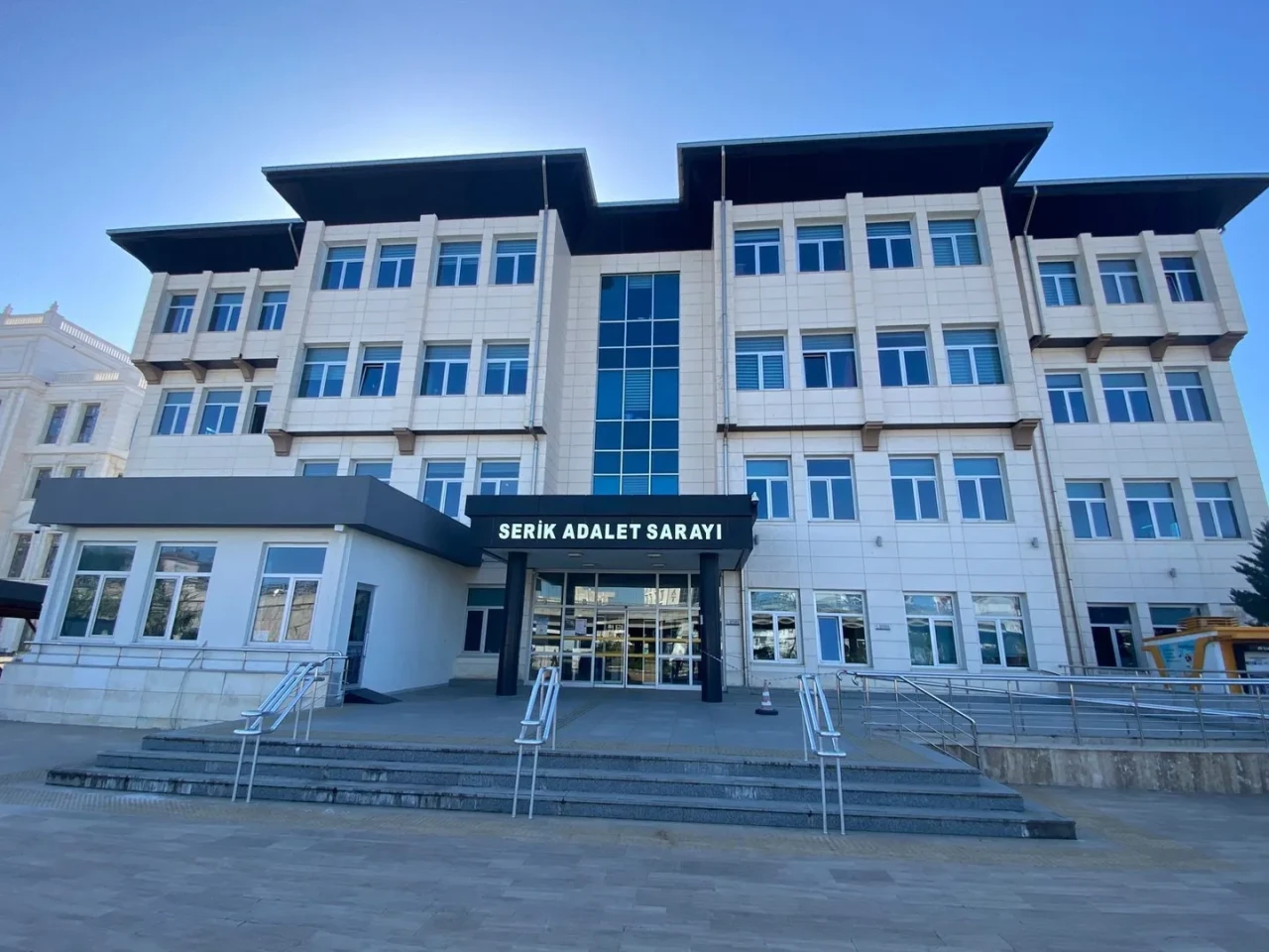 Antalya'nın Serik ilçesinde eski CHP'li ve DSİ yöneticisi rüşvet soruşturmasında tutuklandı