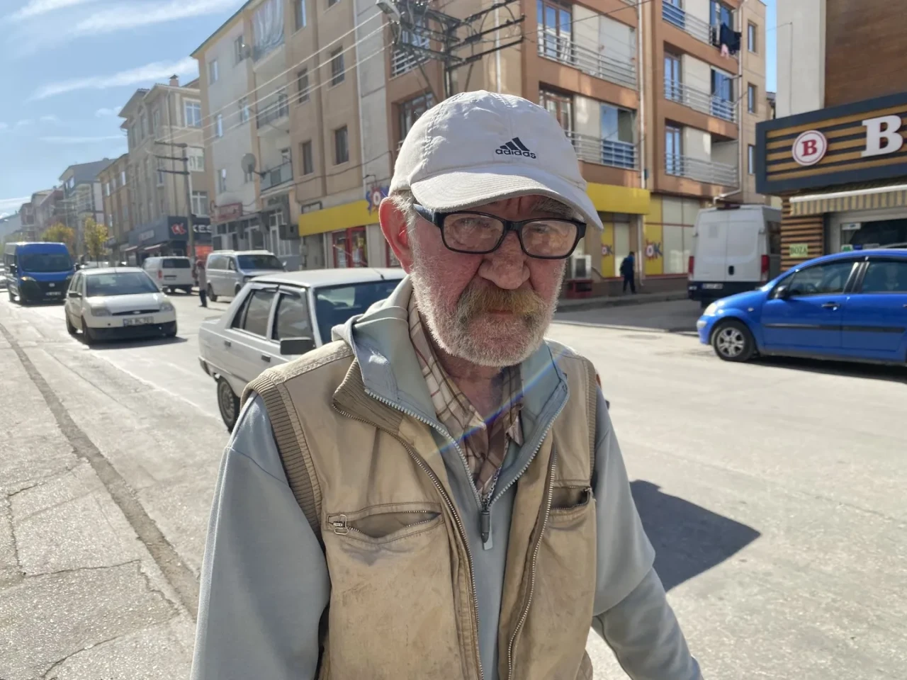 Eskişehir'de Mustafa Uludağ "Ekmek Teknesi" yazılı el arabasıyla hurda topluyor