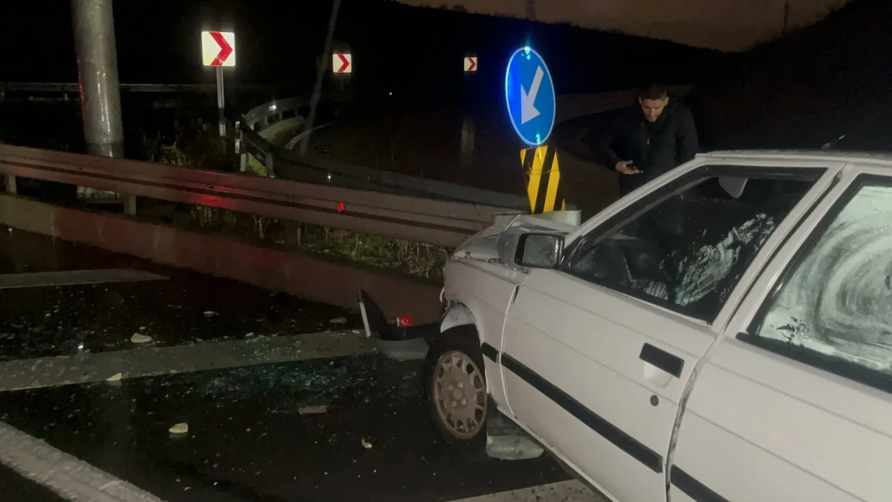 Tekirdağ'ın Çorlu ilçesinde ehliyetsiz sürücünün bariyerlere çarpan aracından emniyet kemeri sayesinde yara almadan