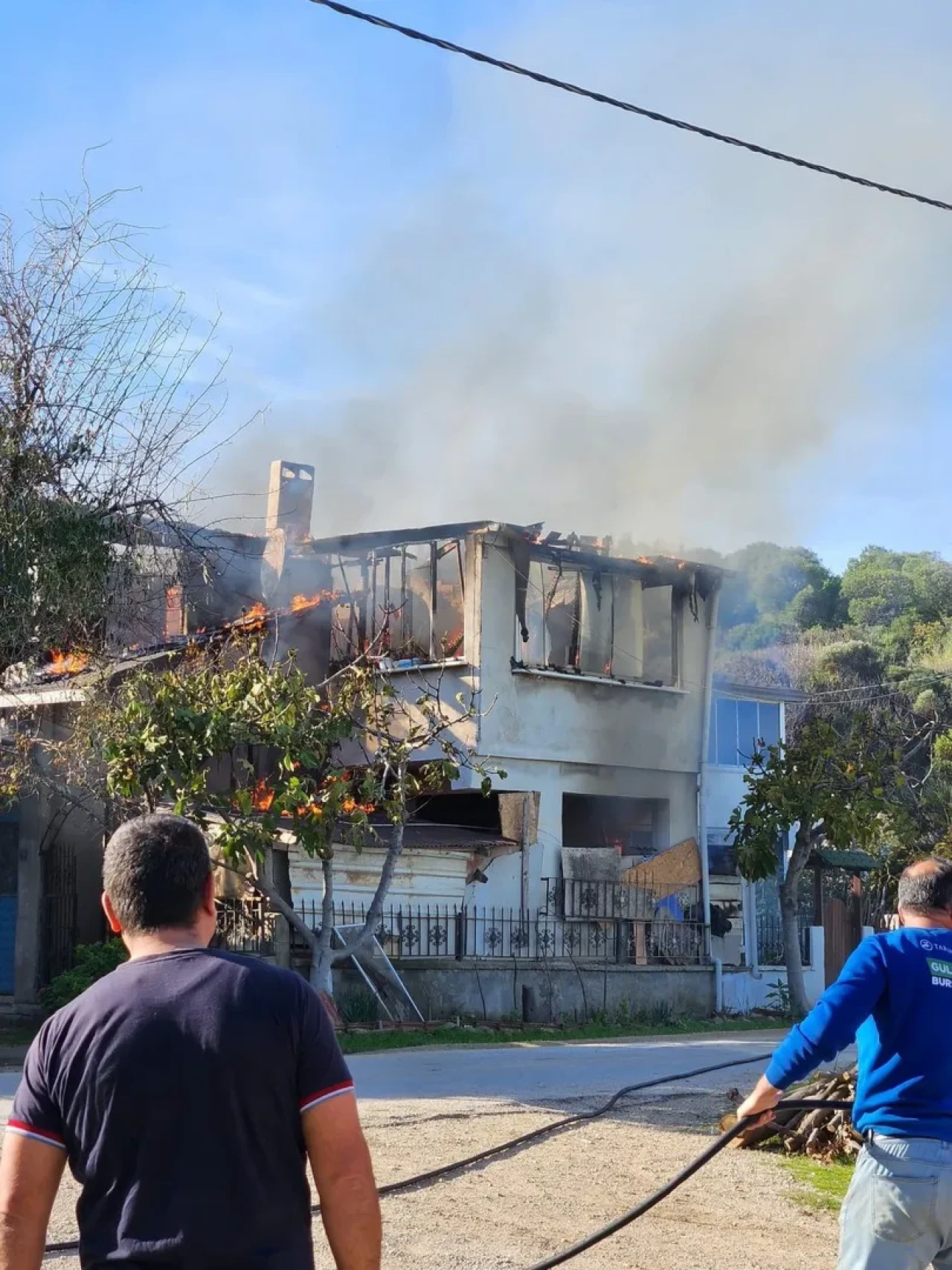 Bursa'nın Mudanya ilçesinde çıkan yangında bir ev küle döndü ve yan bina hasar