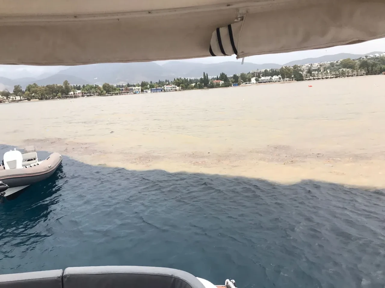 Bodrum'da sağanak sonrası deniz çamura dönüşüyle iki renk oluştu