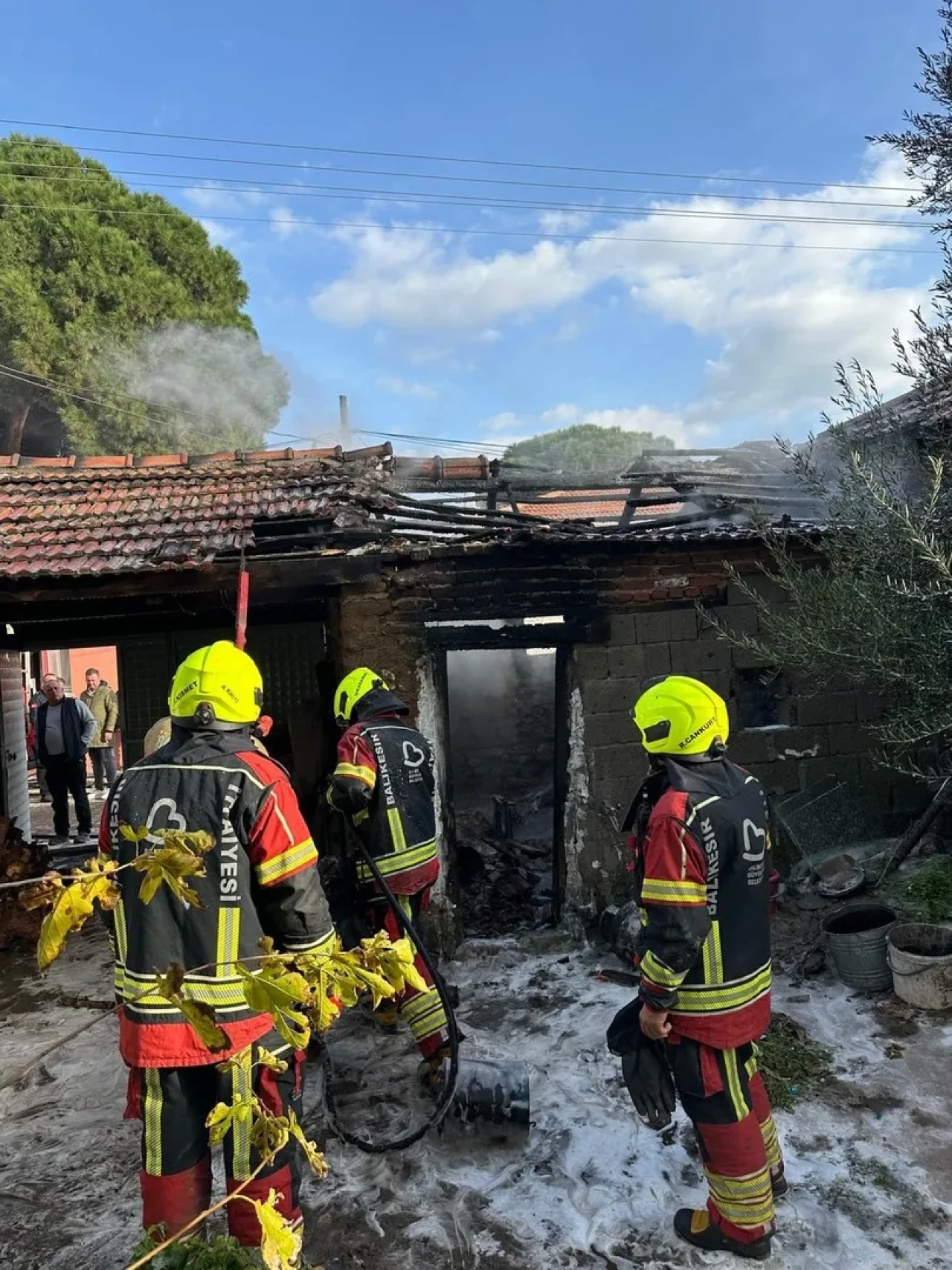 Balıkesir'in Ayvalık ilçesinde bir depoda çıkan yangın itfaiye ekiplerince söndürüldü