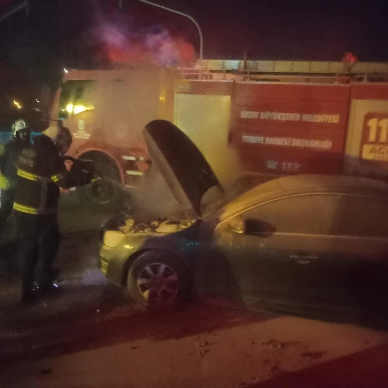 Hatay’da seyir halindeki otomobil alevlere teslim oldu