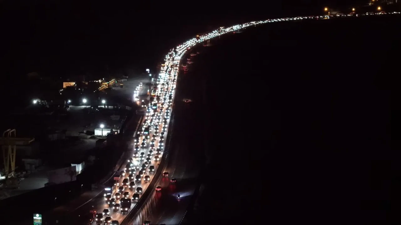 İSKİ'nin aynı noktada 7. kez kazı yapması Habipler-Arnavutköy yolunda trafiği felç etti