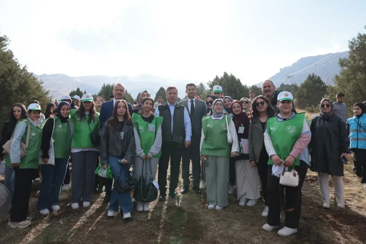 Erzincan’da 11 Kasım Milli Ağaçlandırma Günü’nde 14 bin fidan toprakla buluştu