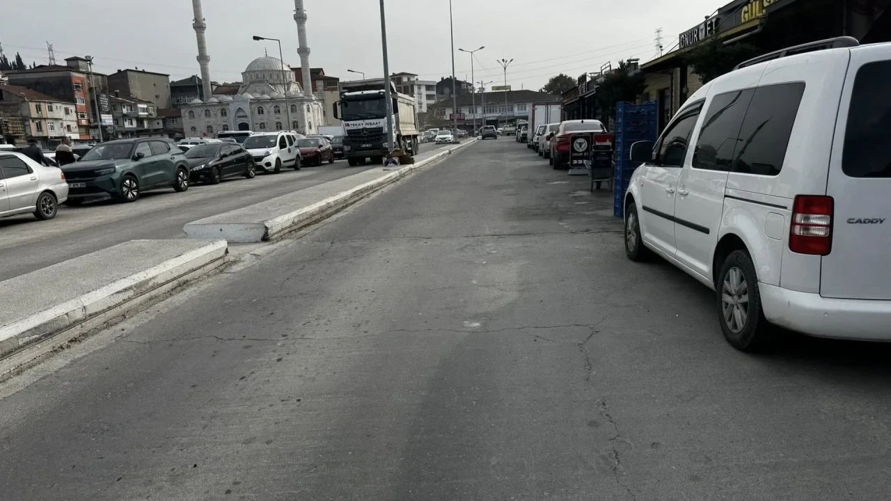 Alaplı’da ağır tonajlı kamyonlar yenilenen yollarda çatlaklar oluşturdu