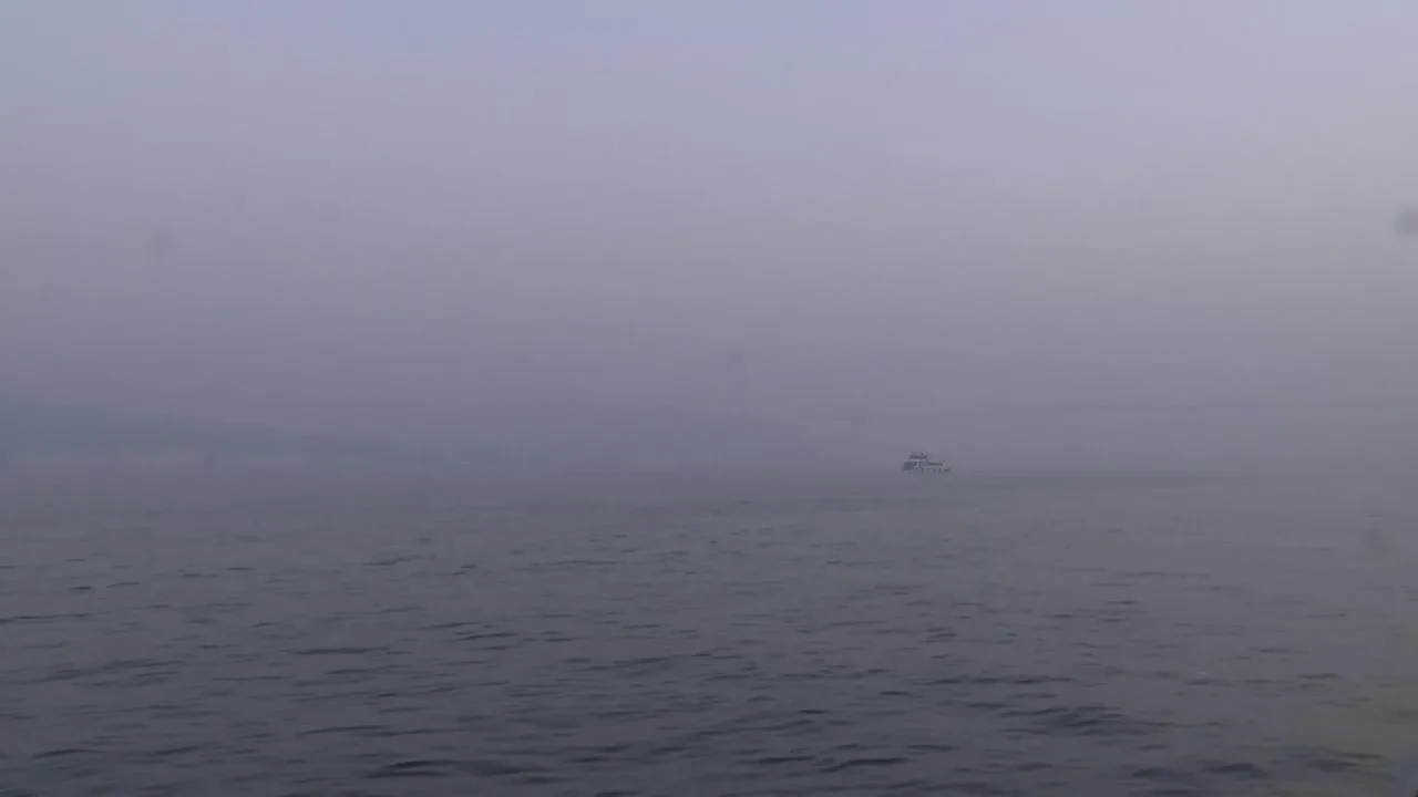 İstanbul’da yoğun sis Üsküdar sahili ve Boğaz’ı etkiledi