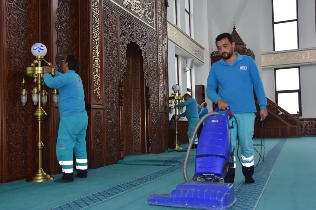 Kocasinan Belediyesi camilerde gül suyuyla temizlik seferberliği başlattı