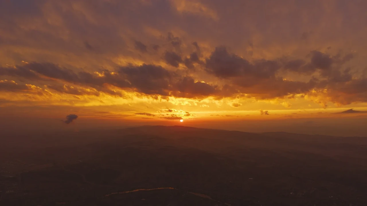 Kırıkkale'de gün batımı turuncu ve kızıl tonlarla gökyüzünü aydınlattı