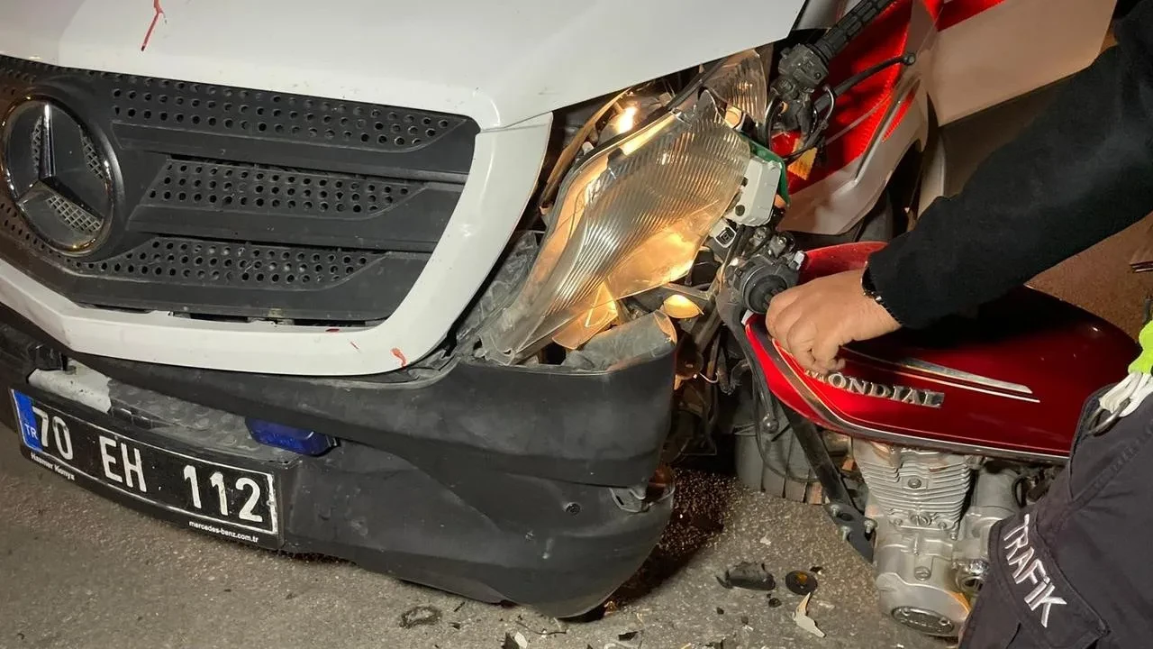 Karaman’da ambulans ile motosiklet çarpıştı, iki yaralı hastaneye sevk edildi