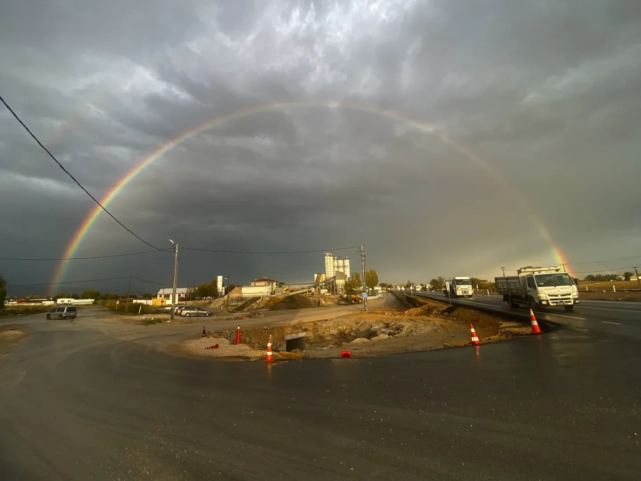 Eskişehir'de yağmur sonrası ortaya çıkan gökkuşağı görsel şölen oluşturdu