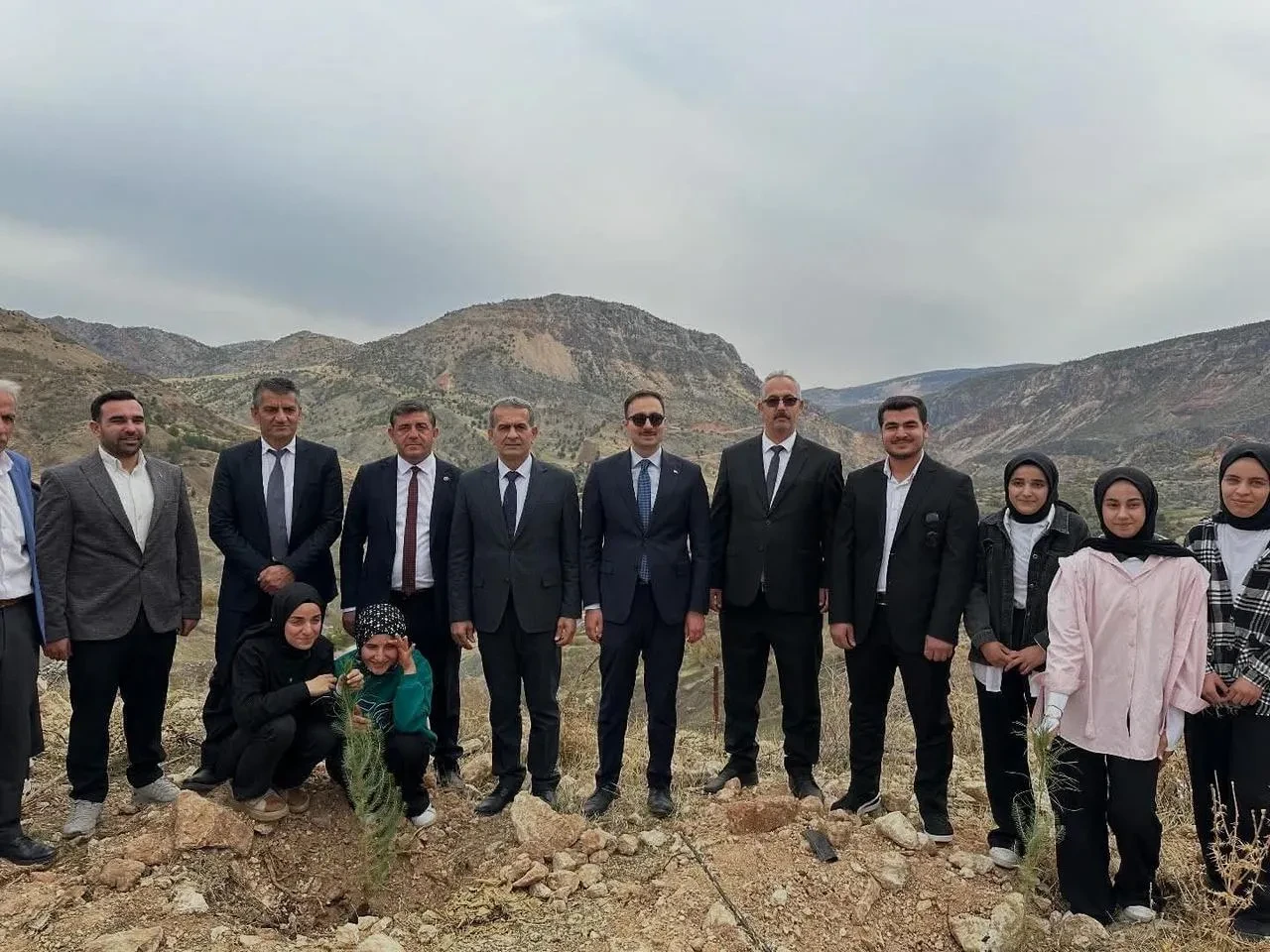 Sincik’te öğrenciler yeşil gelecek için fidan dikti