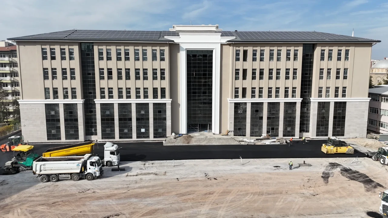 Kayseri'de belediye yeni hizmet binası çevresine 2,16 milyon TL'lik asfalt yatırımı yapıyor