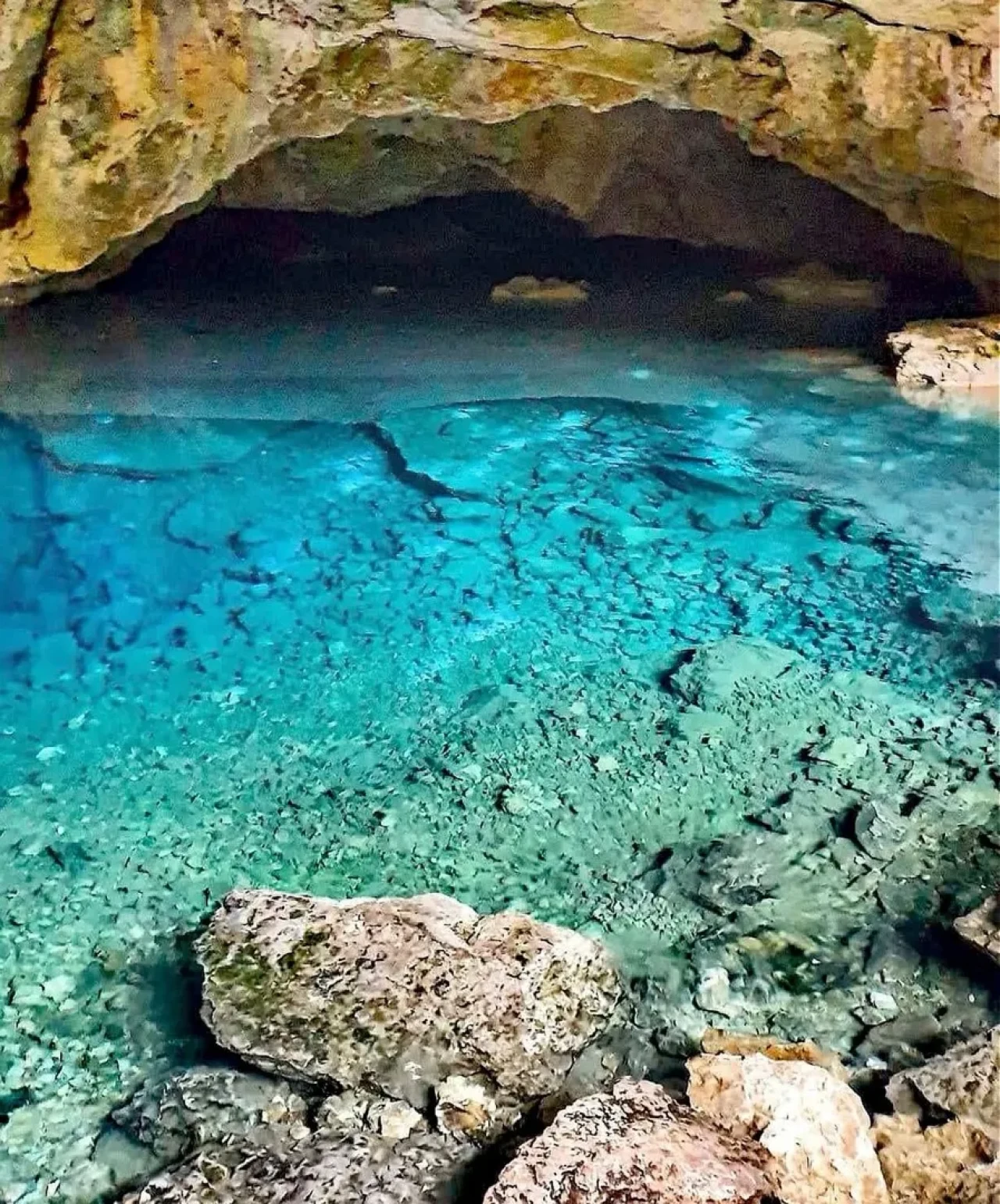 Aydın'ın Kuşadası ilçesindeki Zeus Mağarası mitolojik hikayeleri ve serin sularıyla ziyaretçilerini bekliyor