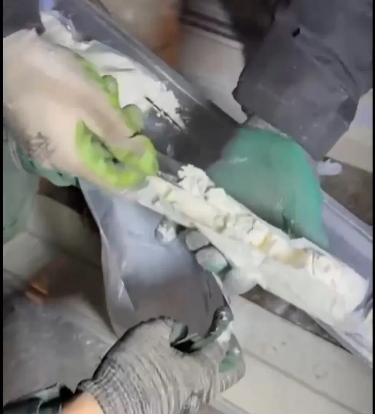 Hakkari'nin Yüksekova ilçesinde bir kamyonette 87 kilo 500 gram uyuşturucu ele geçirildi