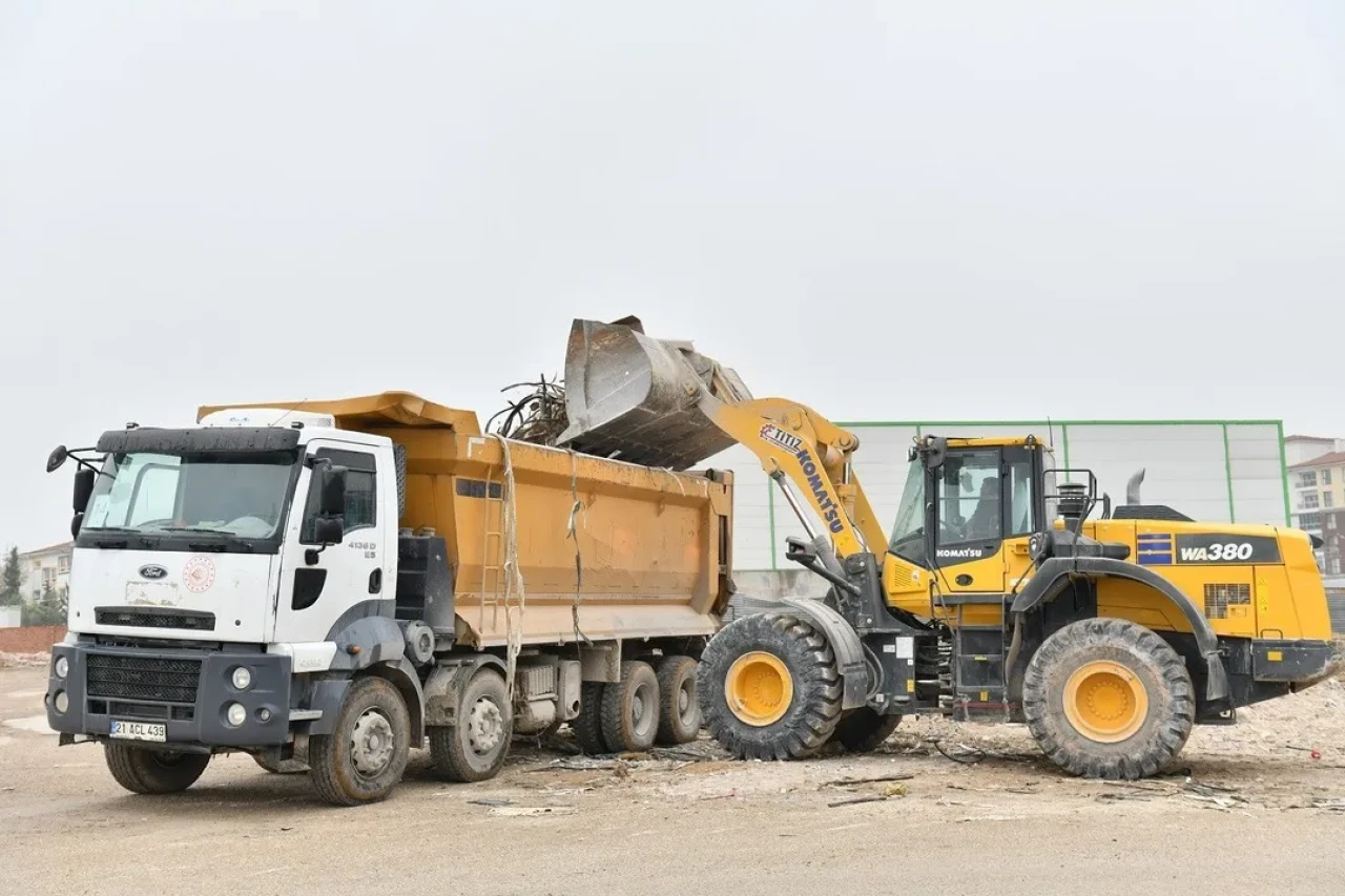 Yeşiltepe'de hafriyat alanı temizlenerek mahalle sakinleri rahatladı