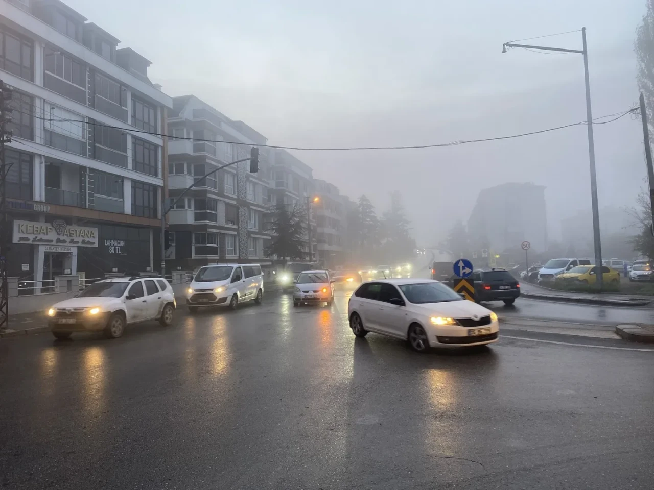 Eskişehir'de etkili olan sis ilginç görüntüler oluşturdu