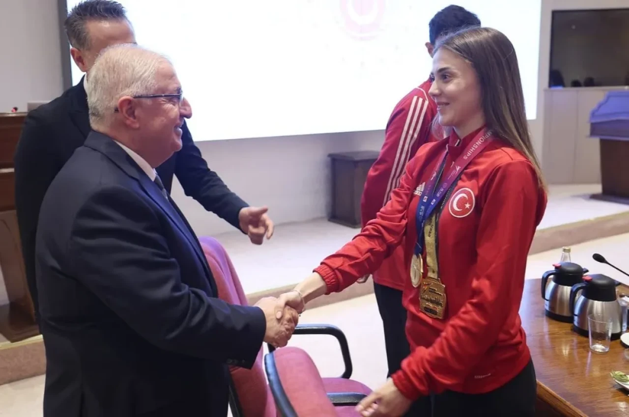 milli savunma bakanı Yaşar Güler, tekvando milli takımını başarısından dolayı tebrik etti