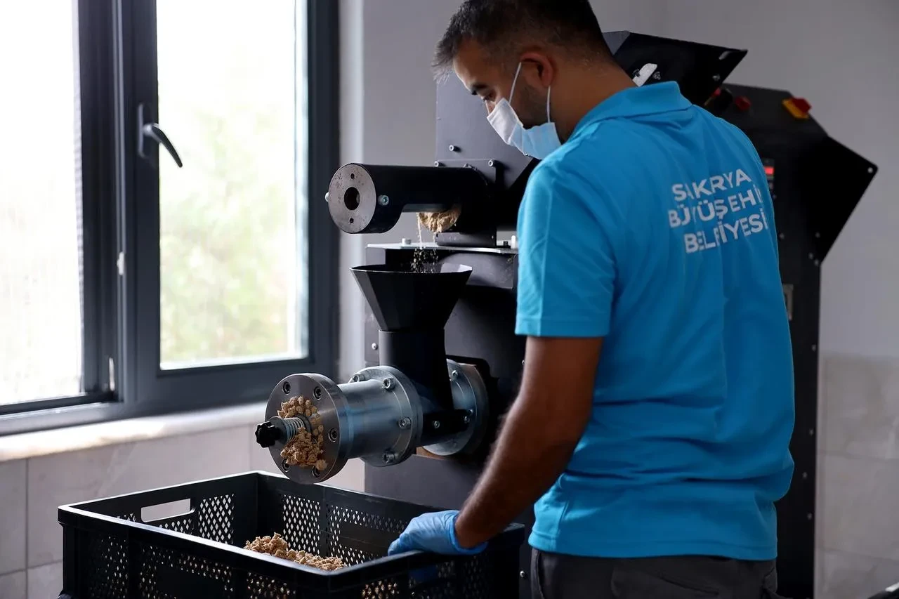 Sakarya Büyükşehir Belediyesi yemek atıklarını mamaya dönüştürüyor