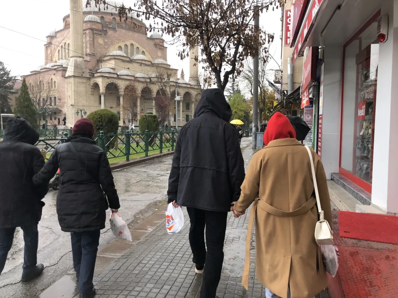 Eskişehir'de yağmur etkisini gösterdi, vatandaşlar dükkan saçaklarına sığındı
