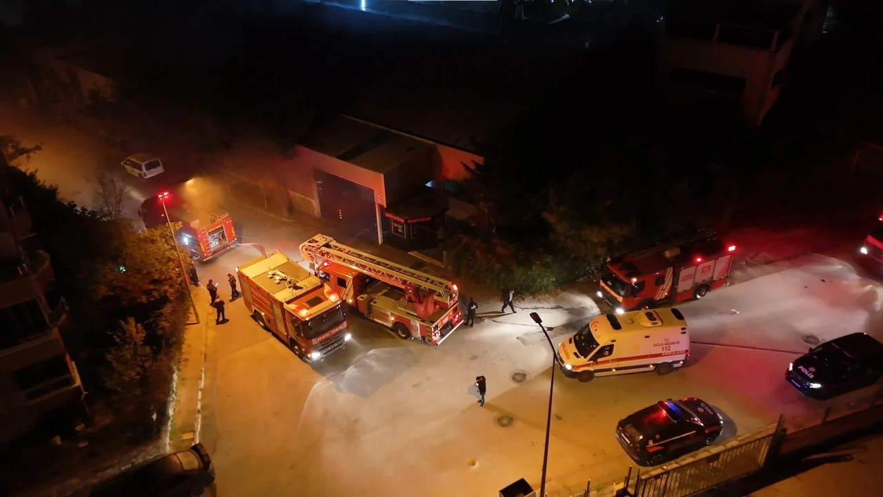 İstanbul'da yanık kokusu ihbarıyla fabrika yangını erken müdahaleyle söndürüldü
