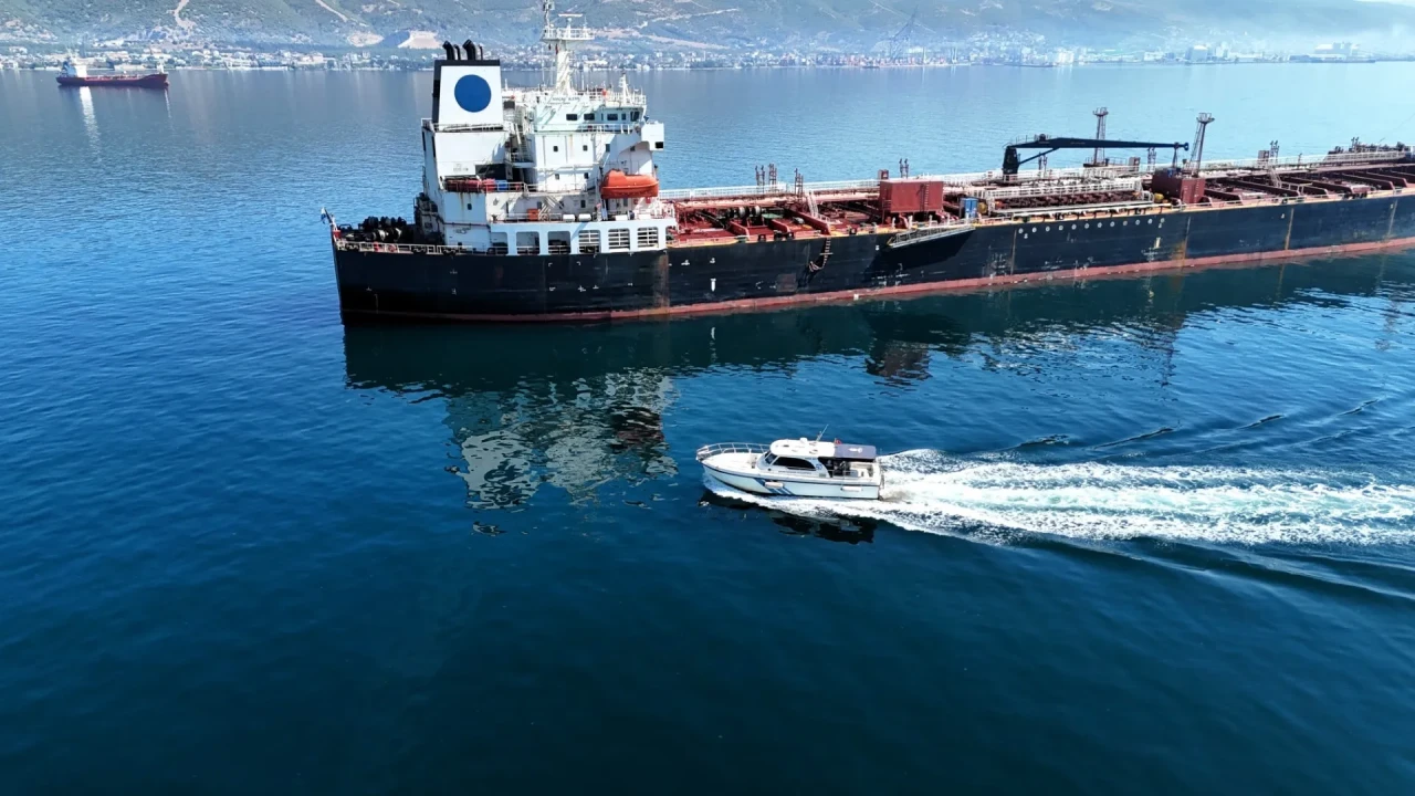 Kocaeli'de İzmit Körfezi'nden 7 bin 90 metreküp atık ayrıştırıldı