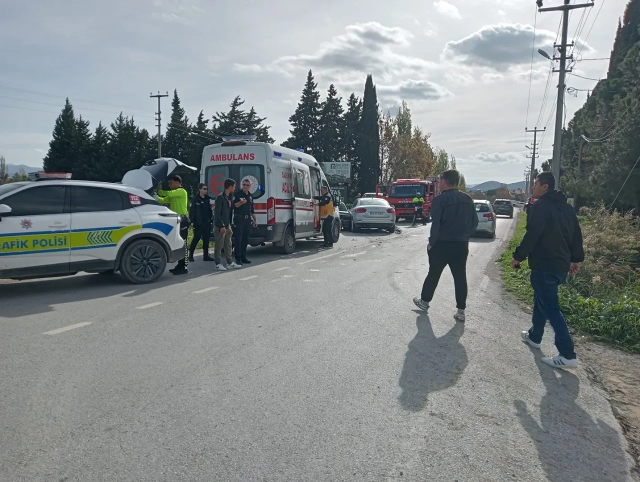 Balıkesir'de iki otomobilin kafa kafaya çarpışması sonucu 3 kişi hafif yaralandı
