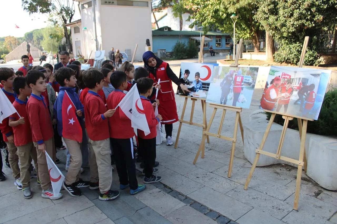 Efeler'de Kızılay Sokak etkinliğiyle öğrenciler kan bağışını öğrendi