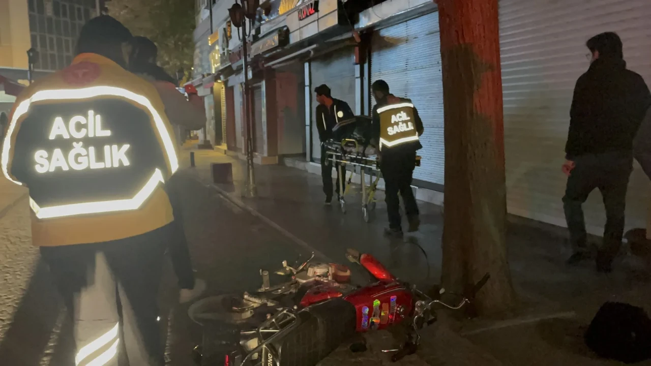 Eskişehir'de ehliyetsiz sürücü bekçiye çarpıp sedyede para cezasını imzaladı