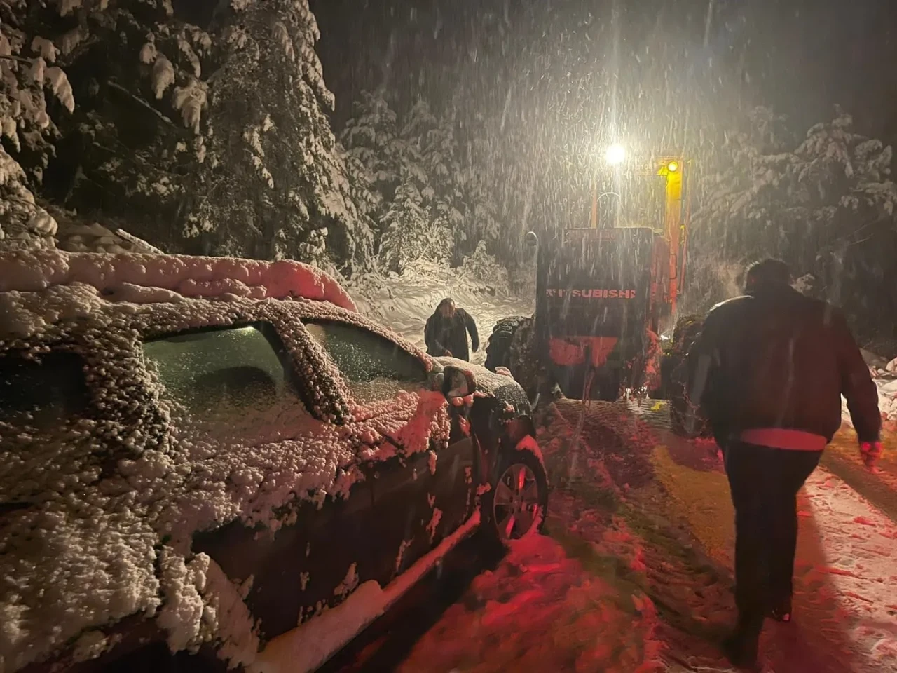 Ordu'da yoğun kar yağışı nedeniyle belediye ekipleri karla mücadele çalışmalarına başladı
