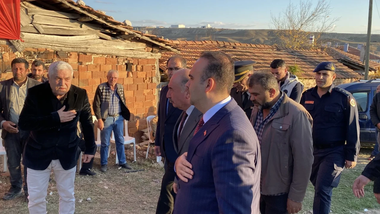 Bakan Mehmet Fatih Kacır şehit Burak İbbiği’nin ailesine taziyelerini iletti