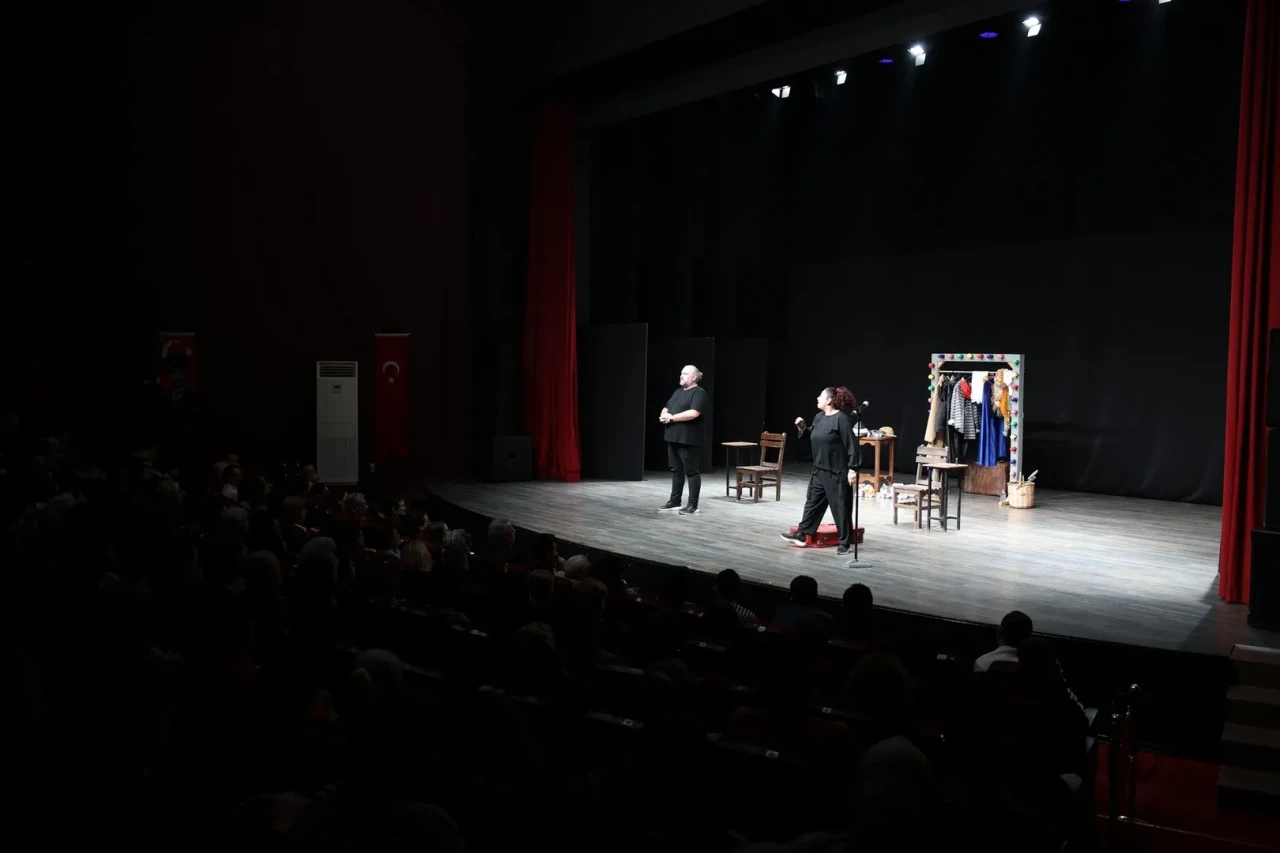 Aydın Büyükşehir Belediyesi Şehir Tiyatroları'nda yeni sezon "Kader Böyleymiş" oyunuyla başladı