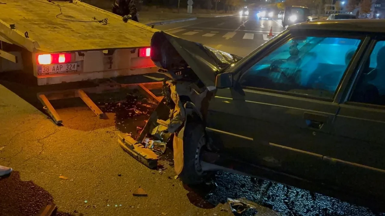 Kayseri'de kavşakta çarpışan otomobil karşı yola geçti, 2 kişi yaralandı