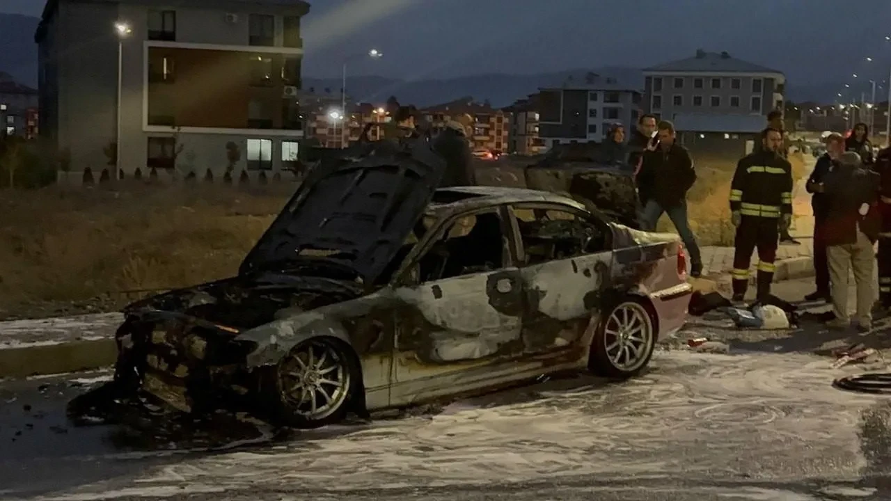 Erzincan'da seyir halindeki otomobil alev aldı iki kişi kurtuldu