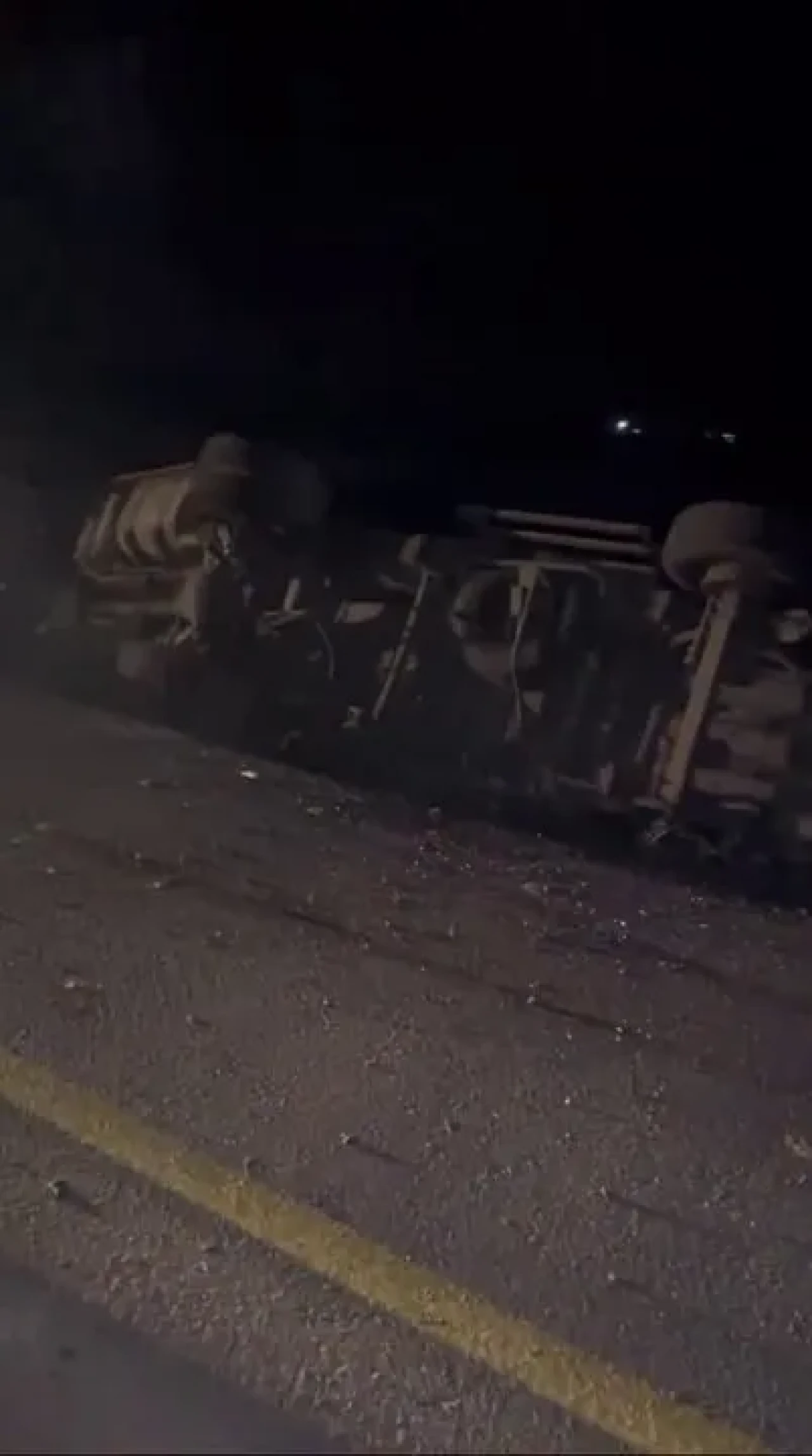 Sakarya'nın Kaynarca ilçesinde kontrolden çıkan kamyon elektrik direğine çarparak devrildi