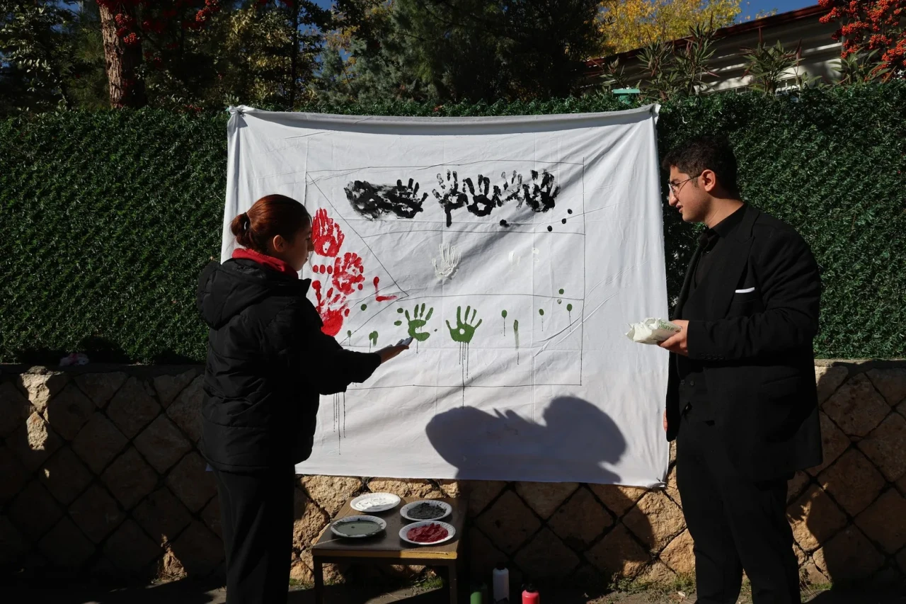 Diyarbakır'ın Eğil ilçesinde öğrenciler Filistin'e destek için el baskısı etkinliğine katıldı