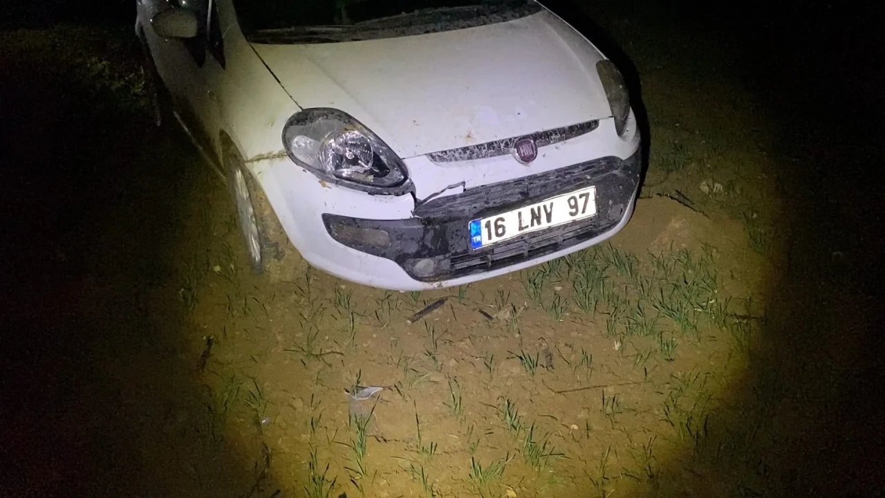 İnegöl’de polisin dur ihtarına uymayan sürücü çamura saplanıp yaya olarak kaçtı