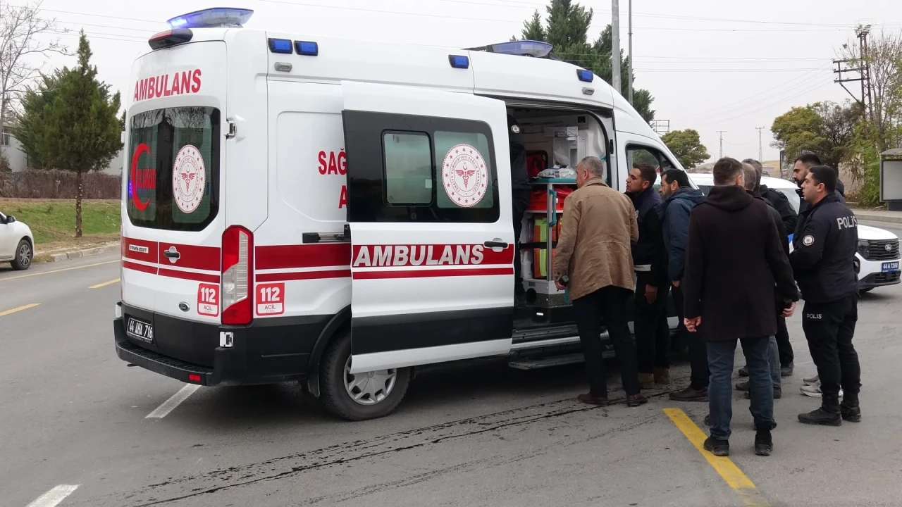 Malatya'da ekip aracında fenalaşan polis memuru hastaneye kaldırıldı