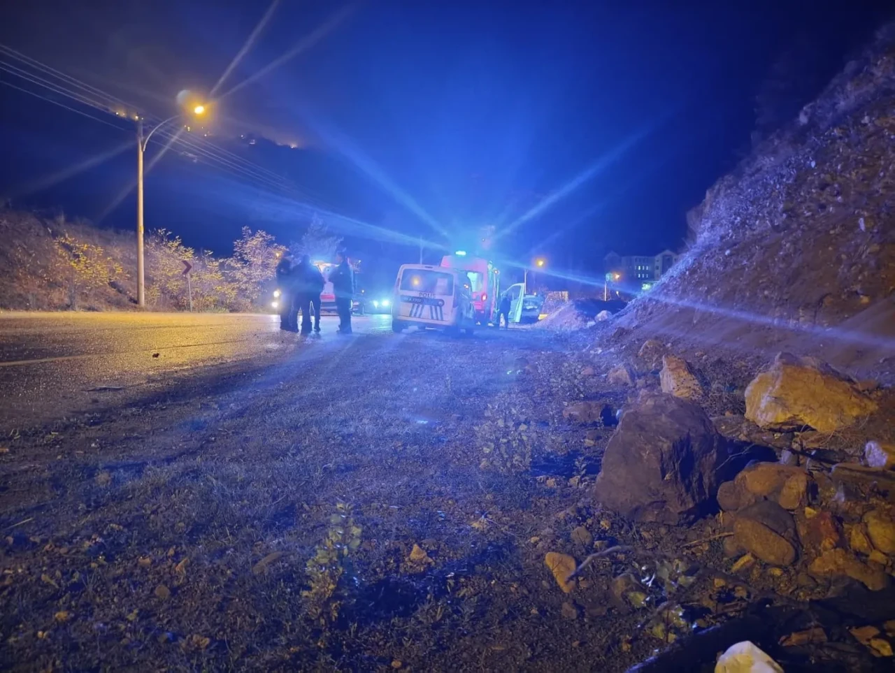 Gümüşhane-Trabzon karayolunda kayalardan kaçan otomobil takla attı 2 yaralı