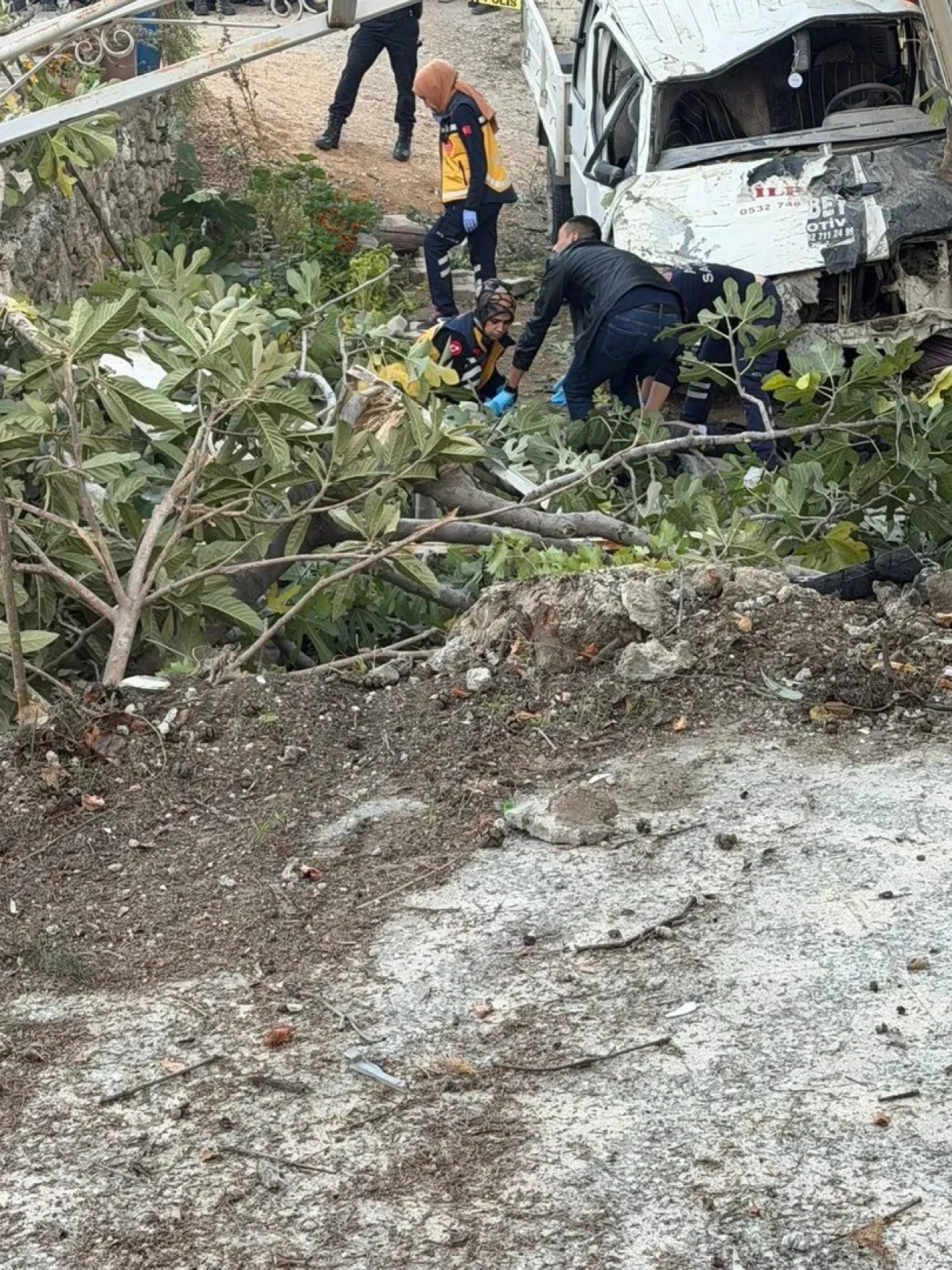 Denizli'de kamyonet evin bahçesine düştü, 1 ölü ve 3 yaralı