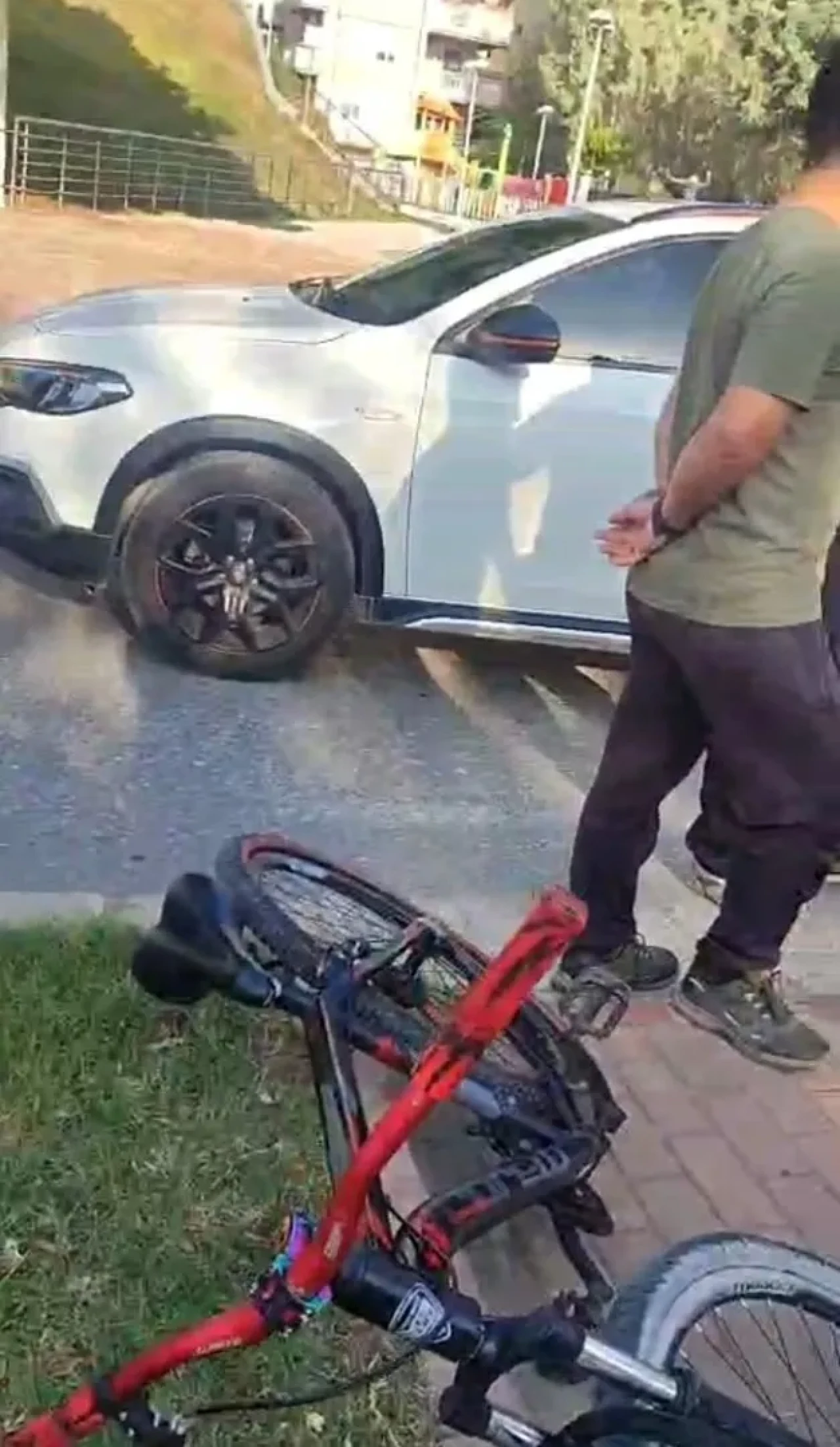 Antalya'nın Manavgat ilçesinde yaya geçidinden geçen bisikletli çocuğa otomobil çarptı