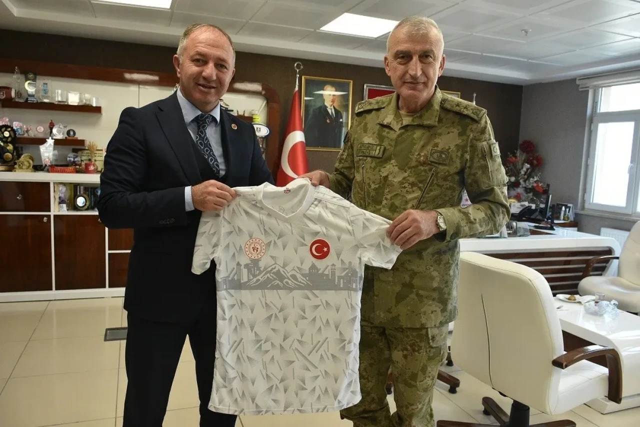 Erzurum'da Gençlik ve Spor İl Müdürü Levent Çakmur, 9’uncu Kolordu Komutanı Osman Akyıldız’a
